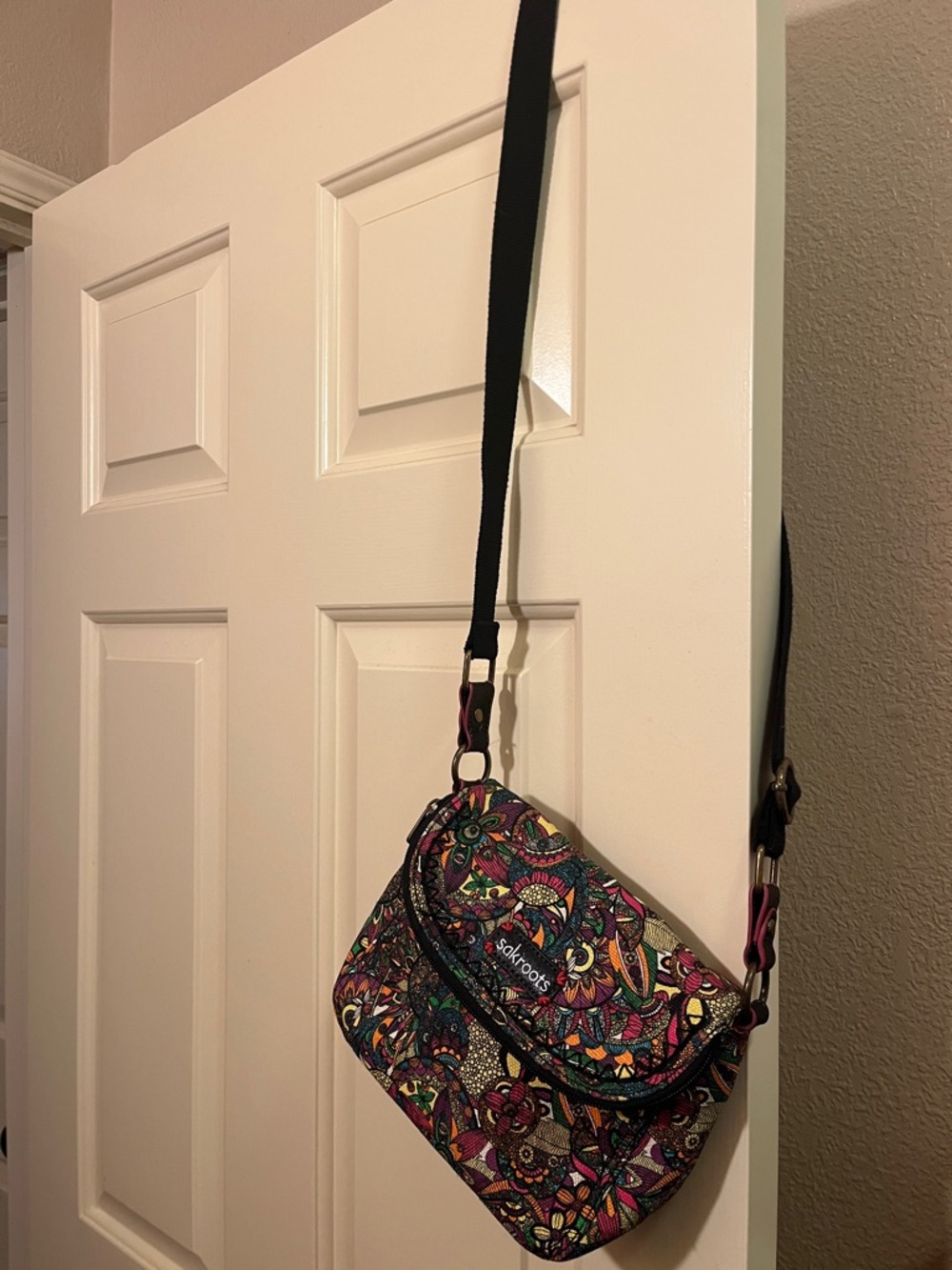 Sakroots Black-Strap Multicolor Floral Crossbody EUC fold over magnetic button - Picture 2 of 12